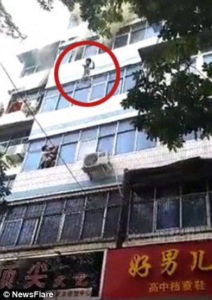 2 đứa trẻ lần lượt được mẹ ném qua cửa sổ. Ảnh: News Flare 2 đứa trẻ lần lượt được mẹ ném qua cửa sổ. Ảnh: News Flare
