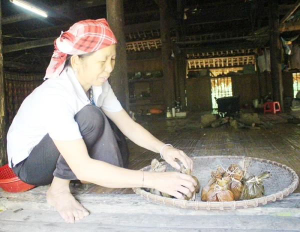 Bà Quản bày mẻ bánh chuối còn nóng hổi.