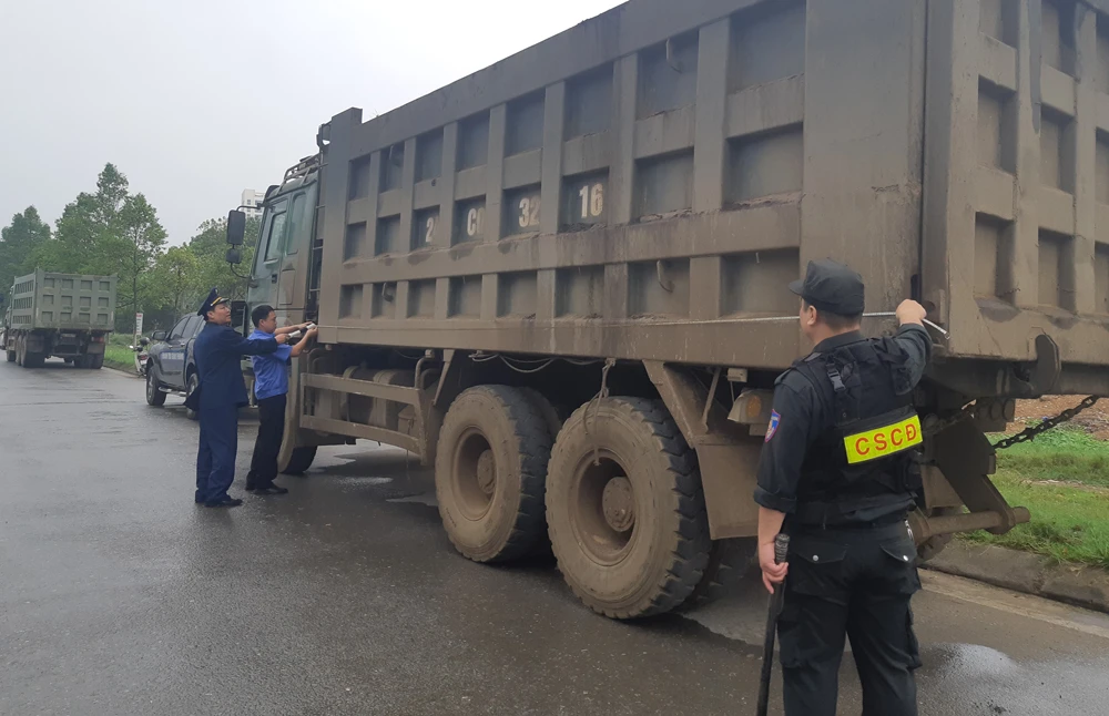 Lực lượng chức năng kiểm tra kích thước, xác định lỗi vi phạm.