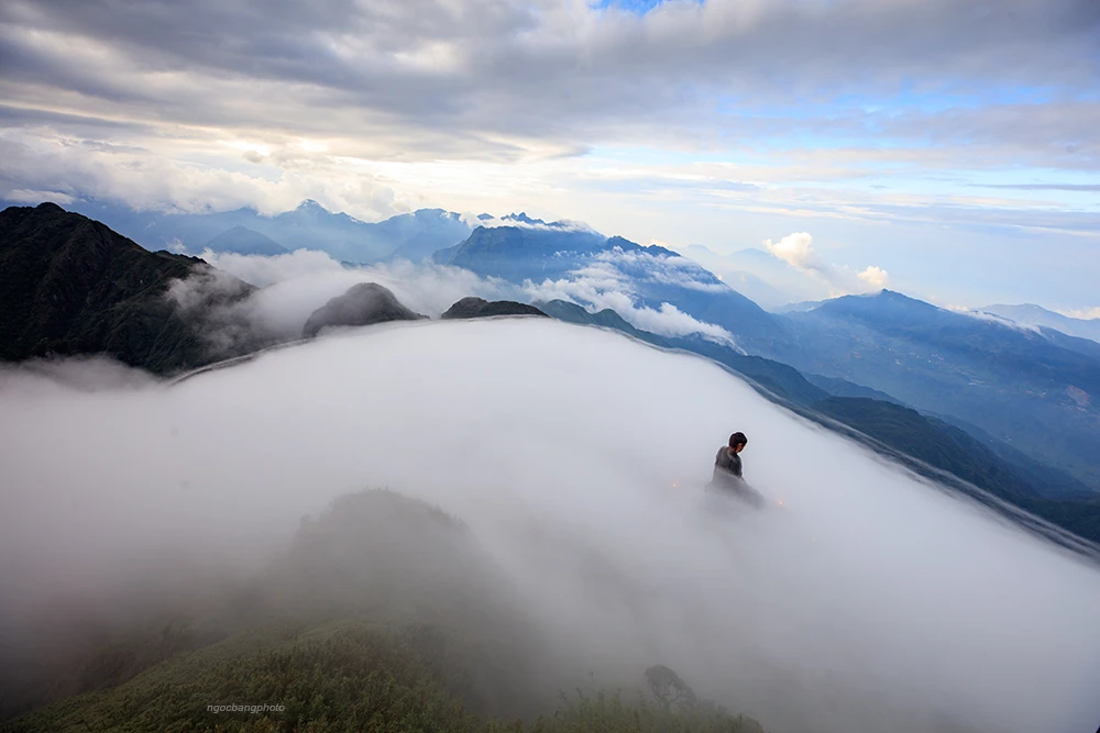Chiêm ngưỡng ruộng bậc thang xanh ngắt tại bản Cát Cát. Một thác nước trong rừng Vườn Quốc gia Hoàng Liên. Vẻ đẹp ruộng bậc thang khiến cho du khách rất thích thú. Càng lên cao phong cảnh càng hùng vỹ. Khoảnh khắc hiếm có khi biển mây xuất hiện tại độ cao 3.000 mét. Mây phủ trắng xóa tạo nên khung cảnh huyền ảo. Quần thể chùa trên đỉnh Fansipan ngỡ như thiên đường. Ngẫu hứng trên đỉnh Fansipan. Fansipan là điểm đến không thể thiếu của du khách khi đến với Sa Pa. Fansipan lung linh về đêm. Bình minh xuất hiện như “tiên cảnh” tại quần thể Fansipan.