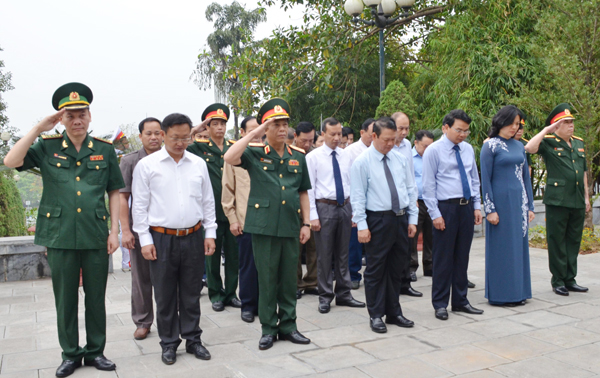 Tưởng nhớ công ơn của Chủ tịch Hồ Chí Minh. Tưởng nhớ công ơn của Chủ tịch Hồ Chí Minh.