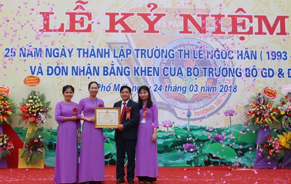 Đồng chí Lê Quang Minh, chủ tịch UBND thành phố Lào Cai trao Bằng khen của Bộ Giáo dục và Đào tạo cho Trường Tiểu học Lê Ngọc Hân.