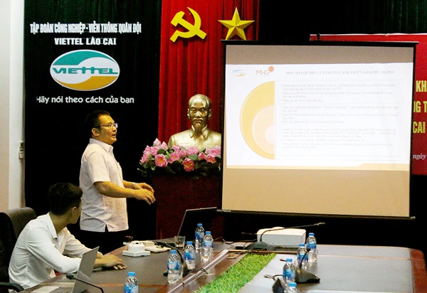 Cán bộ Chi nhánh Viettel Lào Cai giới thiệu hệ thống cảnh báo nhanh.