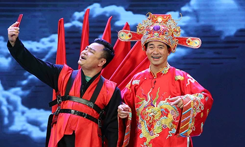 Táo Xã hội Tự Long (trái) thích chụp ảnh mọi lúc, mọi nơi.