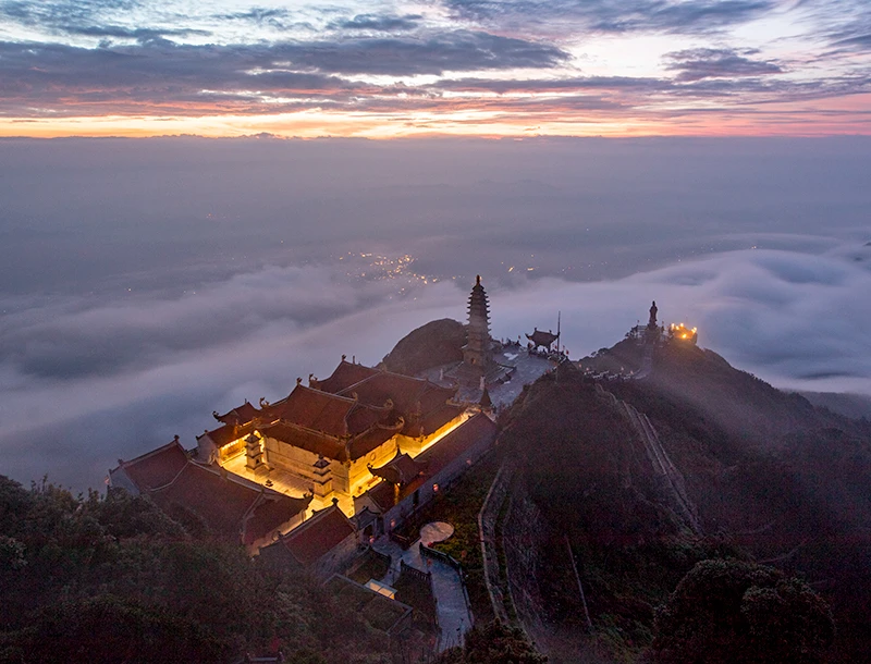Chiêm ngưỡng ruộng bậc thang xanh ngắt tại bản Cát Cát. Một thác nước trong rừng Vườn Quốc gia Hoàng Liên. Vẻ đẹp ruộng bậc thang khiến cho du khách rất thích thú. Càng lên cao phong cảnh càng hùng vỹ. Khoảnh khắc hiếm có khi biển mây xuất hiện tại độ cao 3.000 mét. Mây phủ trắng xóa tạo nên khung cảnh huyền ảo. Quần thể chùa trên đỉnh Fansipan ngỡ như thiên đường. Ngẫu hứng trên đỉnh Fansipan. Fansipan là điểm đến không thể thiếu của du khách khi đến với Sa Pa. Fansipan lung linh về đêm. Bình minh xuất hiện như “tiên cảnh” tại quần thể Fansipan.
