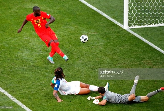 Hậu vệ ĐT Panama phá bóng ngay trước chân Romelu Lukaku.
