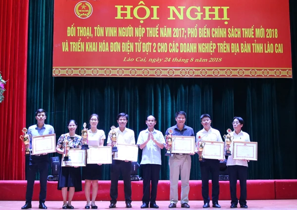 Khen thưởng các doanh nghiệp, hộ kinh doanh có đóng góp cho ngân sách nhà nước.