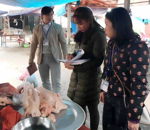 Lấy mẫu thực phẩm tại chợ Bát Xát.