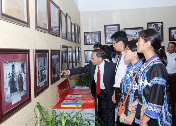 Đại biểu thăm quan gian ảnh trưng bày chuyến thăm của Bác Hồ tới Lào Cai vào năm 1958. Đoàn viên, thanh niên tìm hiểu cuộc đời của Bác Hồ qua tư liệu sách, báo trưng bày.