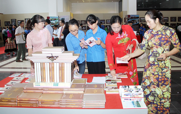 Đại biểu thăm quan gian ảnh trưng bày chuyến thăm của Bác Hồ tới Lào Cai vào năm 1958. Đoàn viên, thanh niên tìm hiểu cuộc đời của Bác Hồ qua tư liệu sách, báo trưng bày.