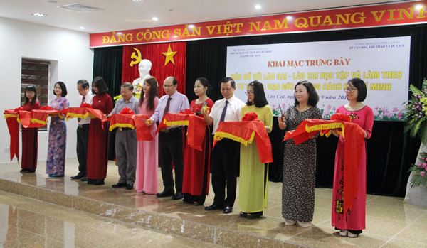 Cắt băng khai mạc trưng bày “Bác Hồ với Lào Cai – Lào Cai học tập và làm theo tư tưởng, đạo đức, phong cách Hồ Chí Minh”.