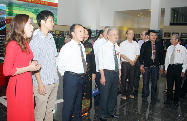 Các đại biểu thăm quan khu trưng bày.