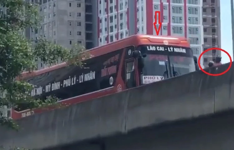 Chiếc ô tô bị xe máy ép trên đường trên cao