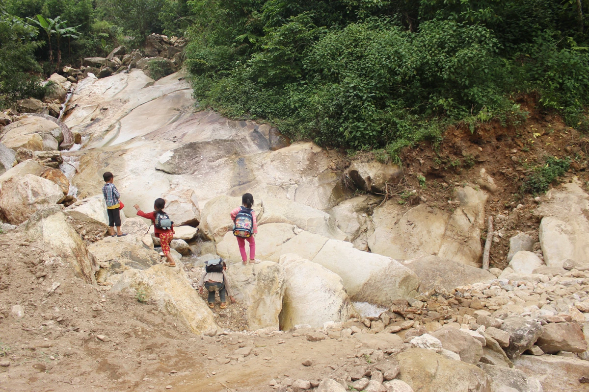 Đường tới trường còn lắm gian nan ảnh 9