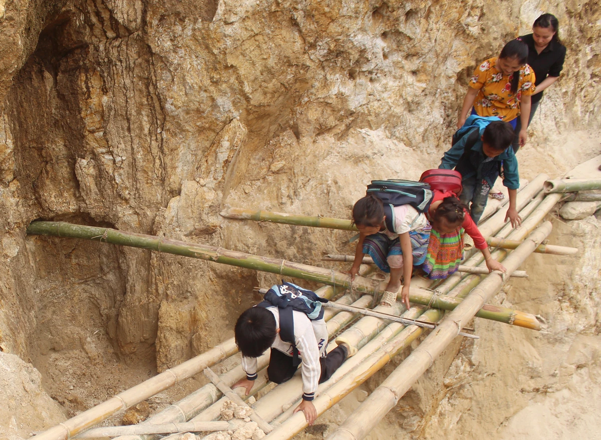 Đường tới trường còn lắm gian nan ảnh 3