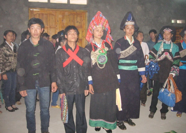 Ông bà mối hướng dẫn cô dâu, chú rể bái lạy bàn thờ tổ tiên.