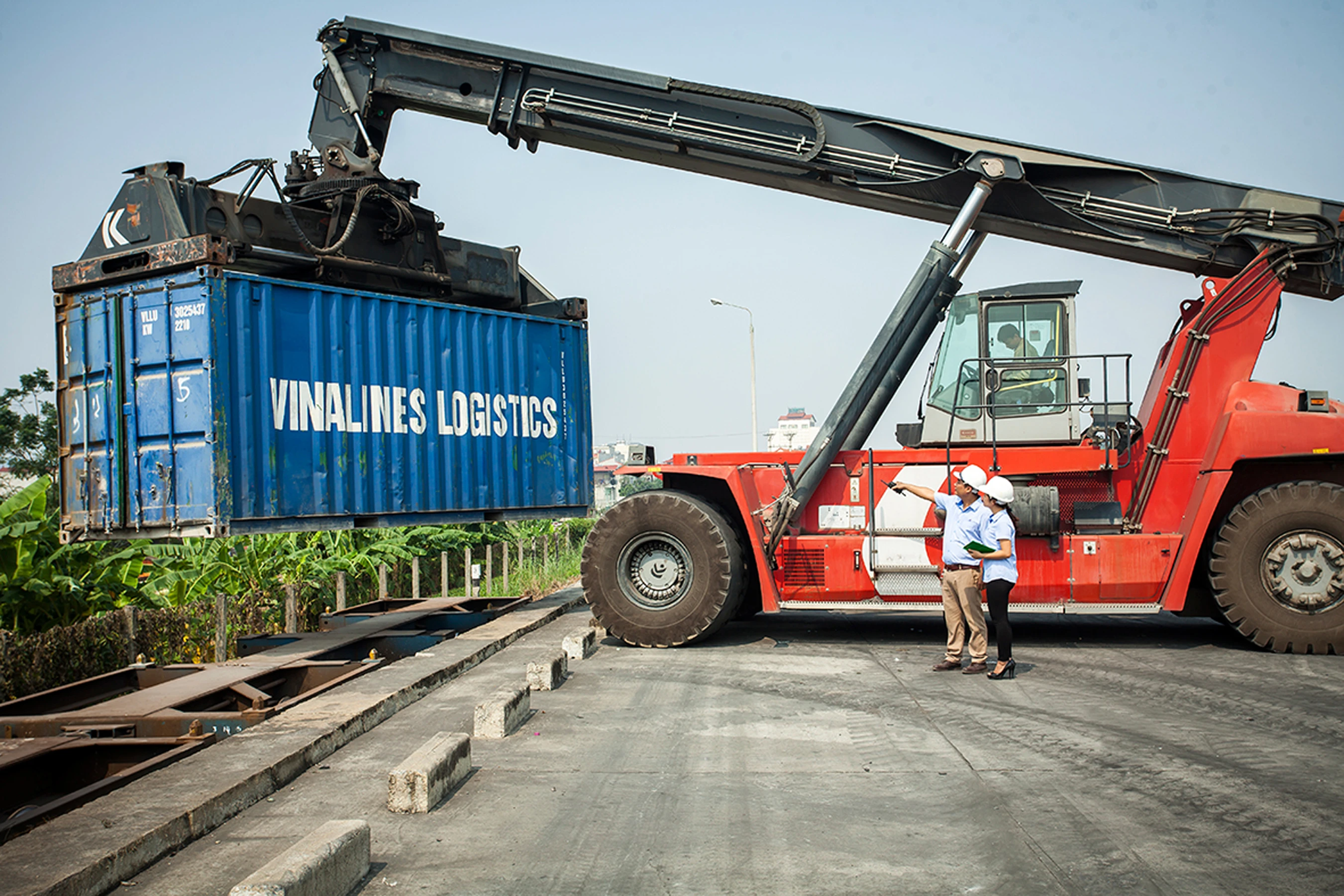 Bốc dỡ hàng hóa tại Cảng cạn ICD Lào Cai.