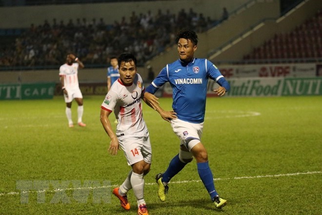 Mạc Hồng Quân (áo xanh) bị đình chỉ thi đấu 2 trận. (Ảnh: Trung Nguyên/TTXVN) Mạc Hồng Quân (áo xanh) bị đình chỉ thi đấu 2 trận. (Ảnh: Trung Nguyên/TTXVN)