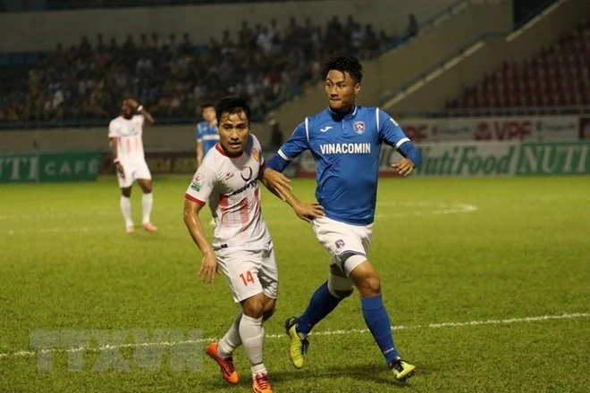 Mạc Hồng Quân (áo xanh) bị đình chỉ thi đấu 2 trận. (Ảnh: Trung Nguyên/TTXVN) Mạc Hồng Quân (áo xanh) bị đình chỉ thi đấu 2 trận. (Ảnh: Trung Nguyên/TTXVN)