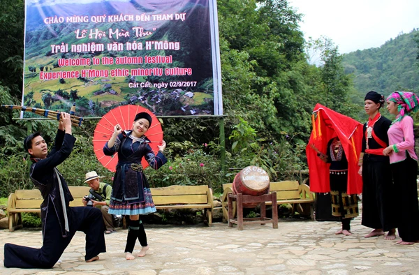 Múa khèn Mông tại Lễ hội mùa thu Sa Pa.