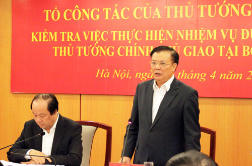 Bộ trưởng Bộ Tài chính Đinh Tiến Dũng phát biểu tại buổi làm việc.
