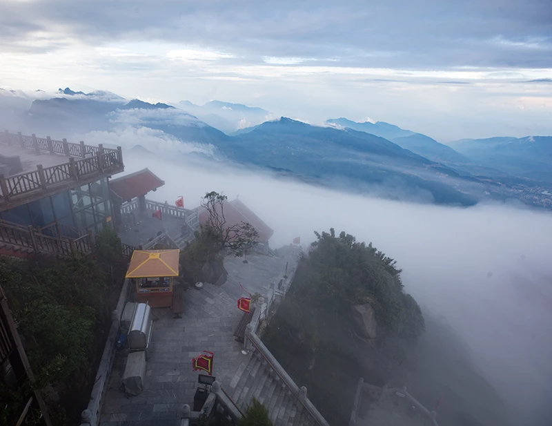 Chiêm ngưỡng ruộng bậc thang xanh ngắt tại bản Cát Cát. Một thác nước trong rừng Vườn Quốc gia Hoàng Liên. Vẻ đẹp ruộng bậc thang khiến cho du khách rất thích thú. Càng lên cao phong cảnh càng hùng vỹ. Khoảnh khắc hiếm có khi biển mây xuất hiện tại độ cao 3.000 mét. Mây phủ trắng xóa tạo nên khung cảnh huyền ảo. Quần thể chùa trên đỉnh Fansipan ngỡ như thiên đường. Ngẫu hứng trên đỉnh Fansipan. Fansipan là điểm đến không thể thiếu của du khách khi đến với Sa Pa. Fansipan lung linh về đêm. Bình minh xuất hiện như “tiên cảnh” tại quần thể Fansipan.