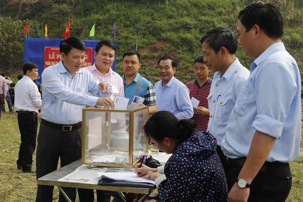 Các tổ chức, cá nhân ủng hộ kinh phí xây dựng nông thôn mới.