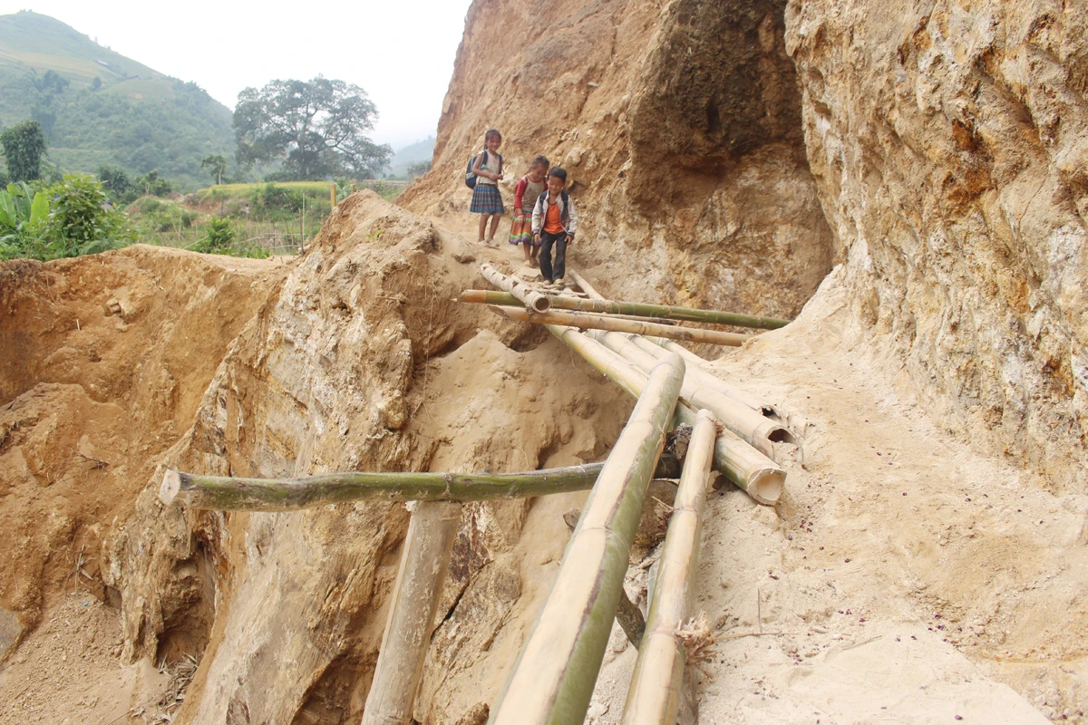 Đường tới trường còn lắm gian nan ảnh 1