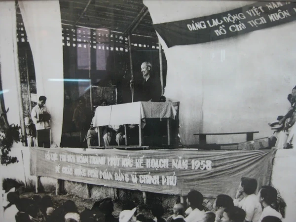 Bác Hồ nói chuyện với công nhân Mỏ Apatit. Ảnh:Tư liệu