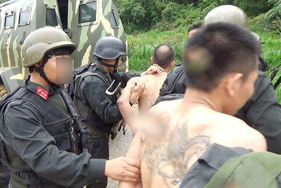 Lực lượng Công an bắt giữ 2 đối tượng trong trận đánh ngày 27-6 tại bản Tà Dê.