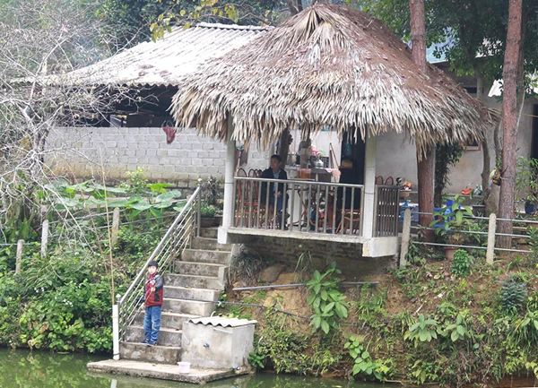 Các gia đình đưa con nhỏ đi câu cá trải nghiệm dịp nghỉ lễ.