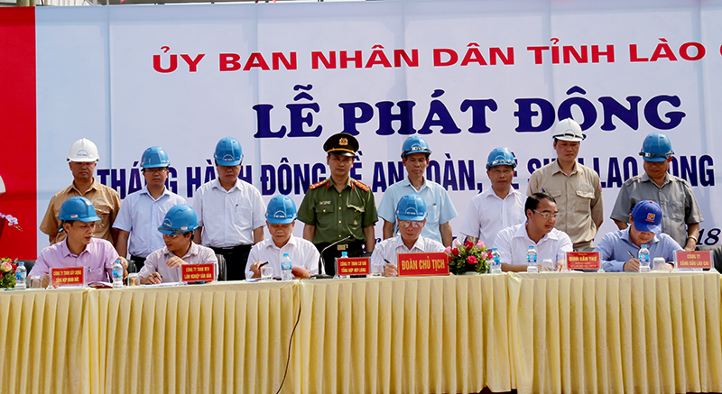 Ký cam kết thi đua đảm bảo an toàn vệ sinh lao động, phòng, chống cháy, nổ năm 2018.