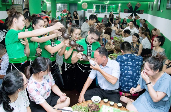 Màn mời rượu độc đáo mang “thương hiệu” Thái tộc quán.