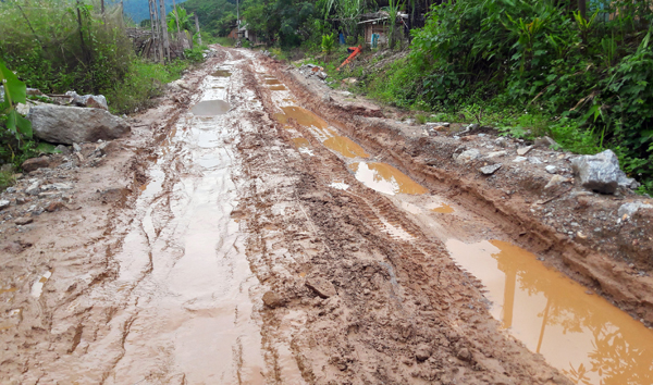 Đoạn đường từ xã Bản Cái (Bắc Hà) đi xã Tân Dương (Bảo Yên) hiện đang xuống cấp nghiêm trọng ảnh hưởng đến việc đi lại của nhân dân. Đoạn đường từ xã Bản Cái (Bắc Hà) đi xã Tân Dương (Bảo Yên) hiện đang xuống cấp nghiêm trọng ảnh hưởng đến việc đi lại của nhân dân.