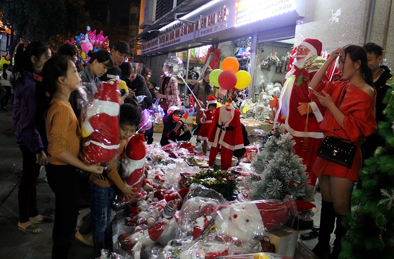 Nhiều mặt hàng thu hút khách trong đêm Giáng sinh.