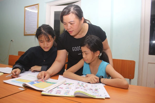 Trẻ em ở trung tâm được các mẹ chăm lo giấc ngủ, học hành.