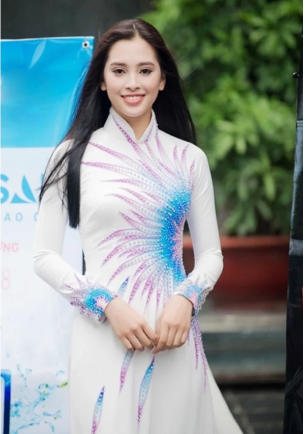 Tân Hoa hậu Việt Nam trong tà áo dài.
