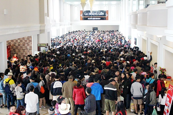 Ga đi cáp treo Fansipan ùn ứ sáng 29/4.