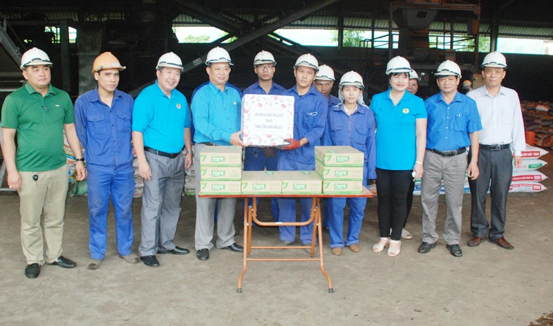 Tặng quà công nhân Nhà máy Xử lý rác thải, Công ty Cổ phần Môi trường đô thị Lào Cai.