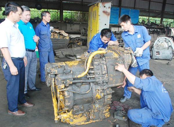 Thăm công nhân lao động trực tiếp tại Chi nhánh Khai thác 1, Công ty TNHH MTV Apatít Việt Nam.