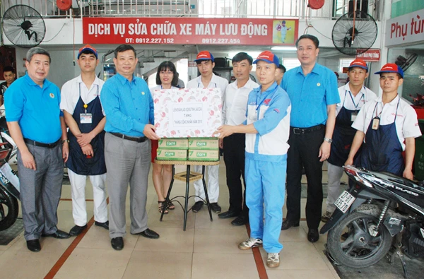 Tặng quà lao động tại Dịch vụ sửa chữa Honda Tiến Thành
