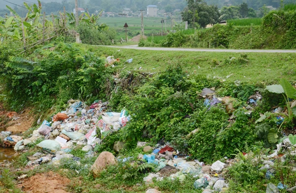 Rác đổ bừa bãi ra các suối.