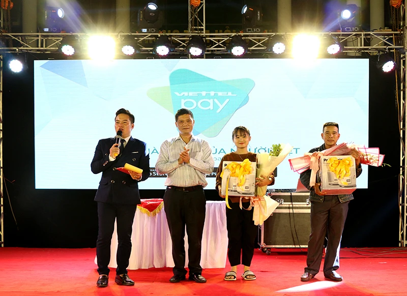 Đại diện Viettel Lào Cai trao thưởng cho khách hàng may mắn tham gia trải nghiệm dịch vụ ViettelPay và Viettel TV.