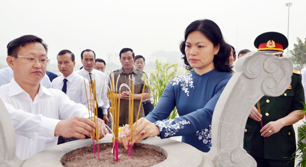 Các đại biểu dâng hương tưởng niệm. Các đại biểu dâng hương tưởng niệm.