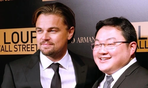 Jho Low (phải) và diễn viên Leonardo DiCaprio tại buổi ra mắt phim ở Paris năm 2013.