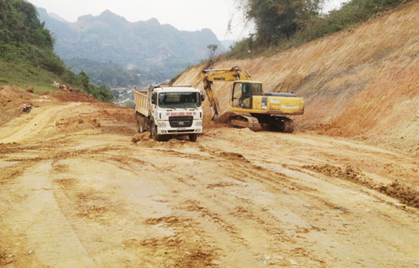 Thi công mặt bằng đường nối cao tốc Nội Bài – Lào Cai đi thị trấn Sa Pa.