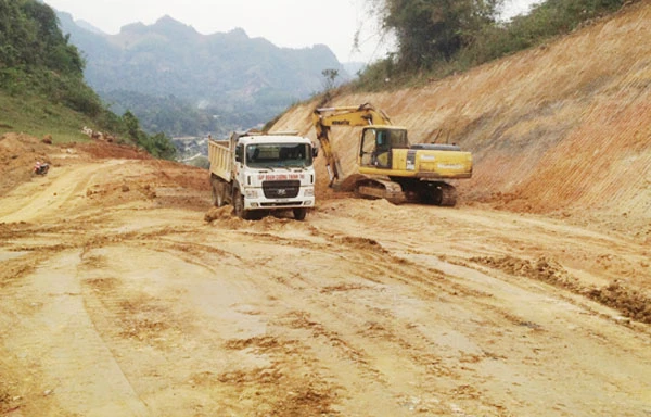 Thi công mặt bằng đường nối cao tốc Nội Bài – Lào Cai đi thị trấn Sa Pa.