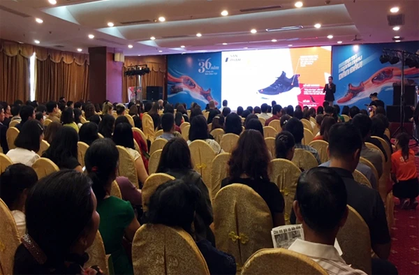 Thuyết trình về các mẫu thiết kế và dòng sản phẩm mới của thương hiệu giày, dép Biti’s.