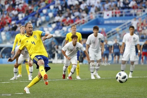 Granqvist đặt lòng ghi bàn mở tỉ số trận đấu.