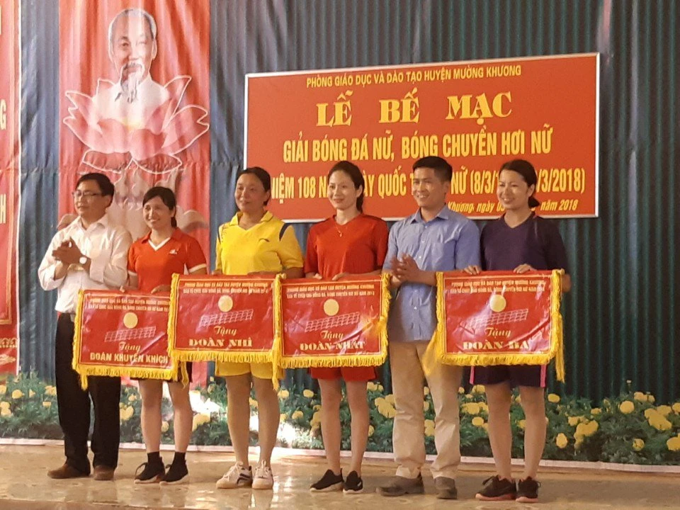 Trao giải bộ môn bóng chuyền hơi.